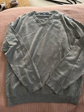 J Crew 100% Merino Wool Classic V-Neck Men's Sweater - Gray